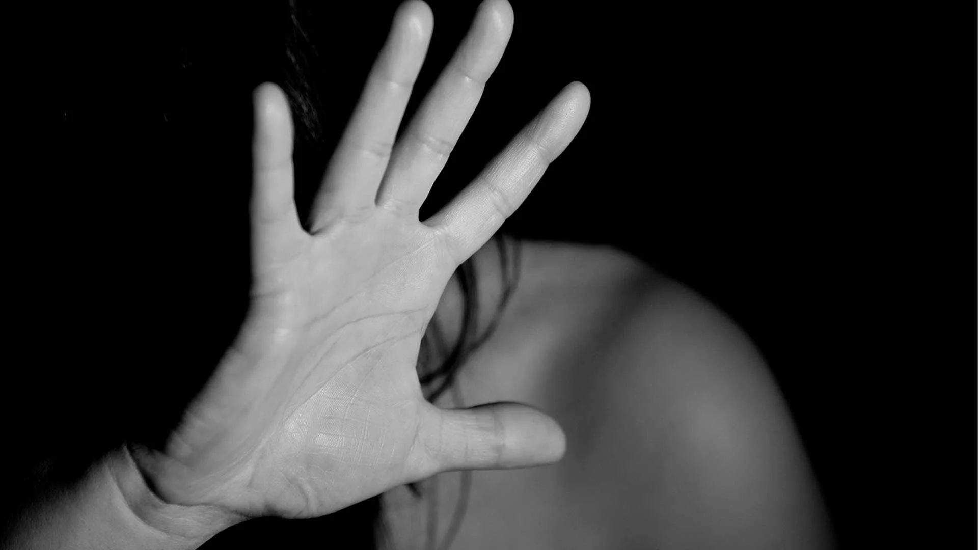 mão feminina protegendo o corpo de agressões