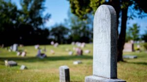 closeup-shot-gravestone-with-blurred-background-daytime