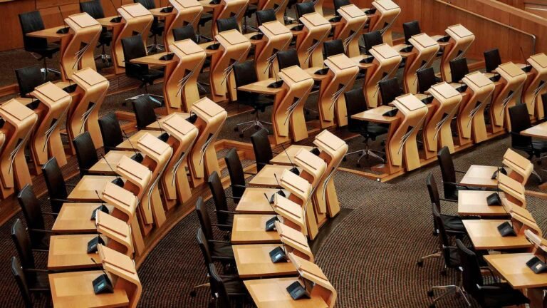 horizontal-shot-desks-inside-scottish-parliament-building