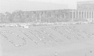 Figura 1 - em Brasília, Luiz Antônio fotografa o movimento das “Diretas Já”, 1984.