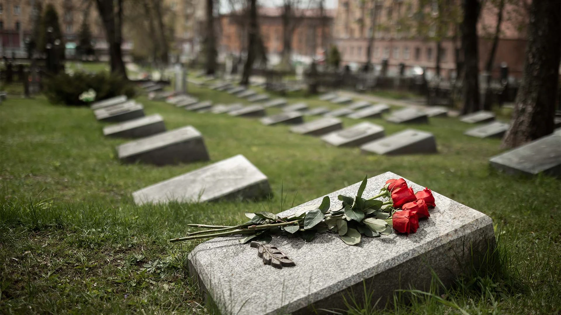 view-gravestone-with-flowers