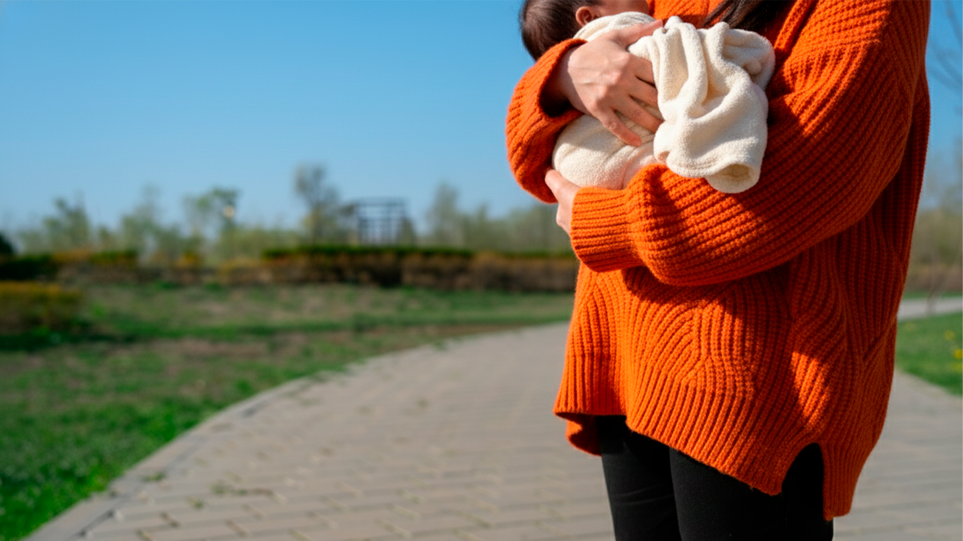 adolescente segurando criança