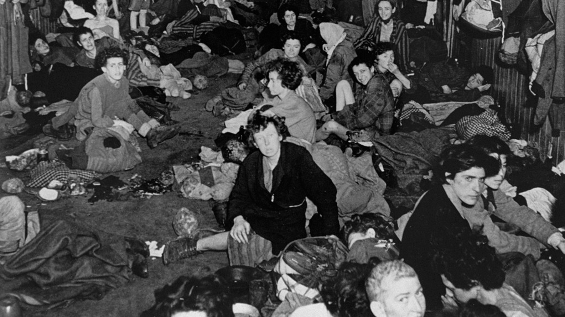 Ciganos (Romanis) sobreviventes, nas barracas no campo de Bergen-Belsen durante a liberação